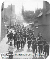 Milwyr yn gorymdeithio trwy Gonwy / Soldiers marching through Conway
