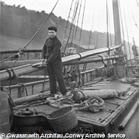 Dyn ifanc ar long hwylio’r Commerce, Harbwr Conwy / Young man on the sailing ship Commerce, Conwy Harbour