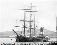 Llong goed gyda rhodlau yn hwylio tuag at Gonwy / Timber sailing ship with paddle tug at Conway